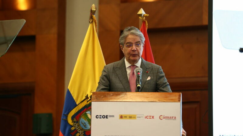 El presidente de Ecuador, Guillermo Lasso, habla durante el encuentro empresarial Ecuador-España al que también asistió el presidente del Gobierno de España, Pedro Sánchez. Foto: EFE.