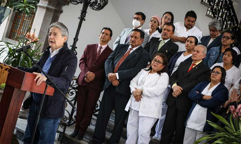 Trabajadores de la salud asistieron este 31 de agosto a la firma de la sanción favorable a la Ley de Carrera Sanitaria. Foto: Twitter Comunicación Ecuador