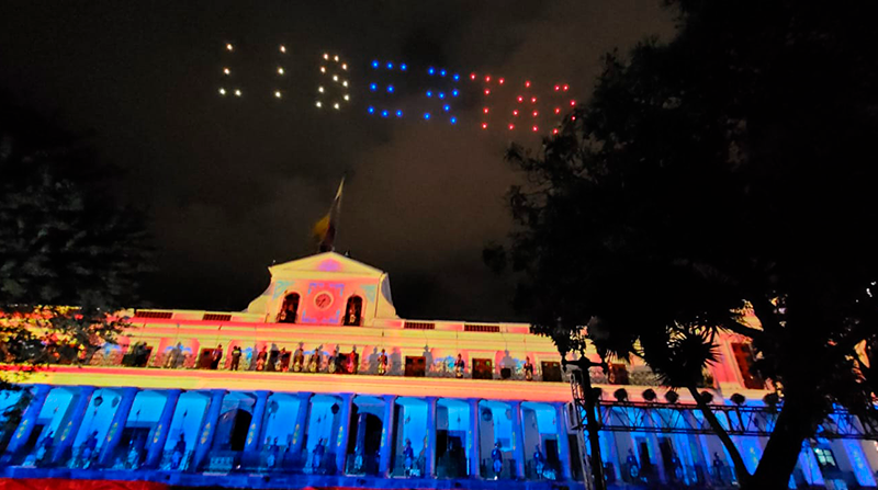 Un juego de luces se presentó en la Plaza Grande en conmemoración por el Primer Grito de Independencia. Foto: EL COMERCIO