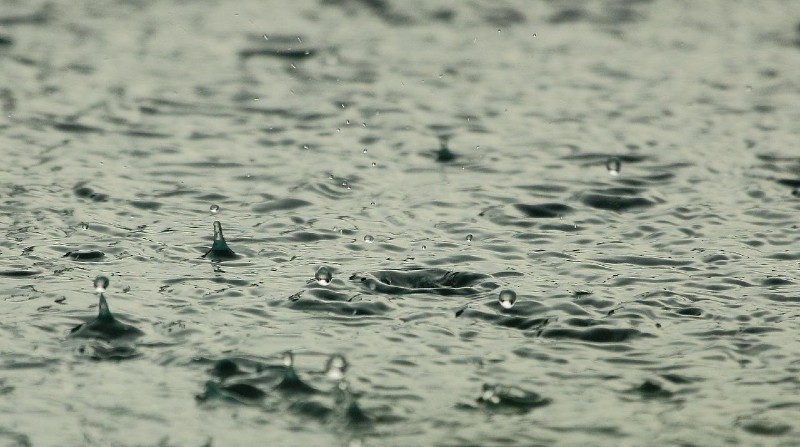 Unas sustancias de origen humano se propagan en la atmósfera y producen que ni el agua de lluvia pueda ser potable. Foto: Pixabay