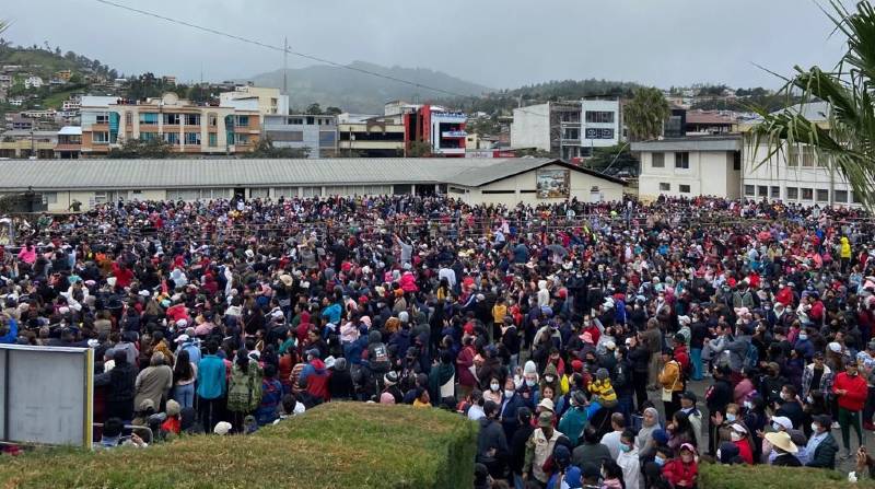 Miles de devotos participaron en la primera eucaristía de recibimiento en la Zona Militar de Loja. Foto: Cortesía Lindon Sanmartín
