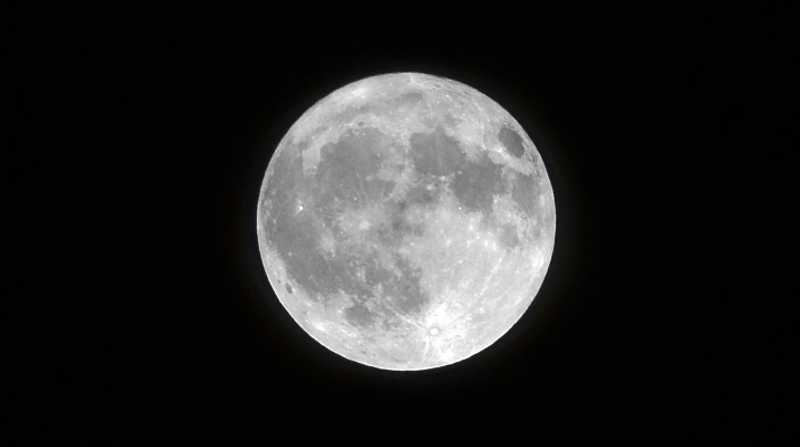 Imagen referencial. Nueva investigación señala que la Luna heredó los gases nobles autóctonos de la Tierra. Foto: Freepik
