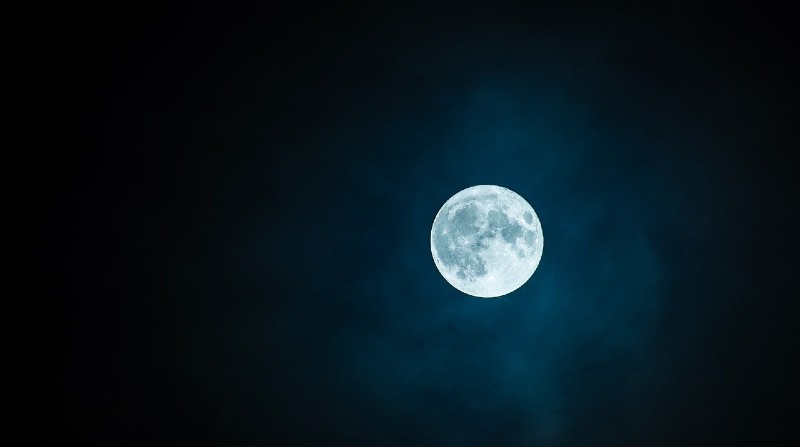 Imagen referencial. Esta luna estará acompañada por Saturno, lo que hace más vistoso el fenómeno. Foto: Pixabay