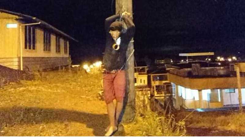 Habitantes de un barrio de Macas decidieron amarrar a un delincuente en un poste. Foto: Twitter @NuevoTiempoCue