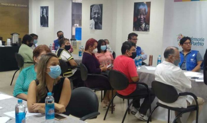 25 personas, entre pacientes y representantes del Ministerio de Salud y del IESS, se encontraron en la primera mesa de diálogo impulsada por la Defensoría del Pueblo. Foto: Defensoría del Pueblo