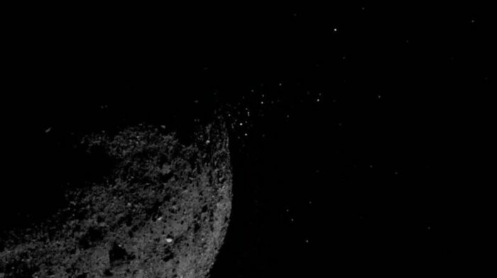 La nave espacial OSIRIS-REx de la NASA observó con frecuencia guijarros expulsados de la superficie del asteroide Bennu. Esta observación inspiró este estudio. Foto: NASA.
