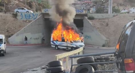 Los bloqueos y los vehículos incendiados, que ocurrieron casi de manera simultánea, se dieron en avenidas principales de ciudades como Tijuana, Mexicali, Rosarito, entre otros. Foto: Captura