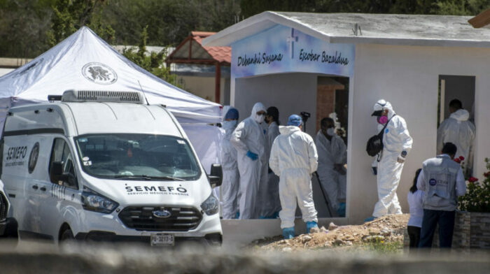 Peritos forenses mientras trabajan en la exhumación del cuerpo de Debanhi Susana Escobar, en el municipio de Galeana, en Nuevo León (México). Foto: EFE.