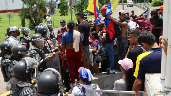 Miembros de la Guardia Nacional impiden el paso a personas migrantes indocumentadas que caminan en caravana, en el municipio de Tapachula, en Chiapas (México). Foto: EFE.