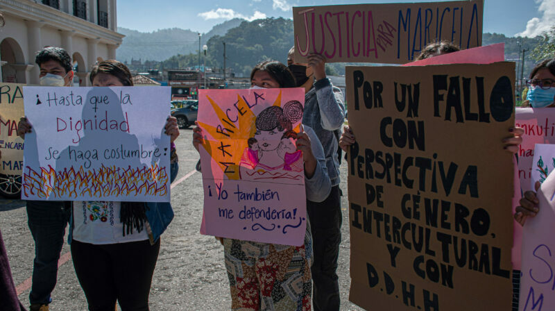 Colectivos feministas protestan este 15 de agosto para exigir la liberación de una mujer acusada del homicidio de su agresor, en el municipio de San Cristóbal de las Casas, estado de Chiapas (México). Foto: EFE.