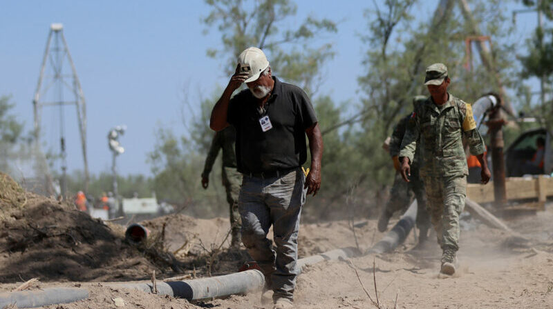 El accidente mantiene a 10 mineros mexicanos atrapados en un pozo desde hace una semana en el norte del país. Foto: EFE.