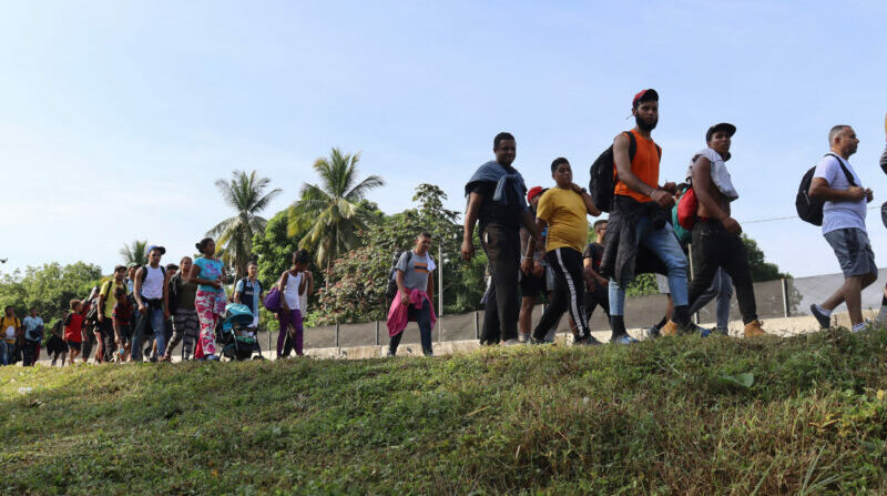 Migrantes salen en caravana de la ciudad de Tapachula, en el estado de Chipas (México). Su destino son los estados sureños en EE.UU, como Texas. Foto: EFE.