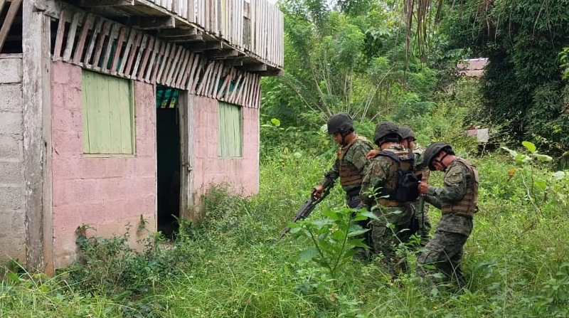 Militares ecuatorianos encontraron un arma y explosivos de grupos irregulares de Colombia, en Esmeraldas. Foto: Cortesía/FF.AA.
