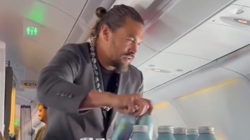 Jason Momoa repartió botellas de agua en un vuelo de una aerolínea que se dirigía a Hawái. Foto: Captura