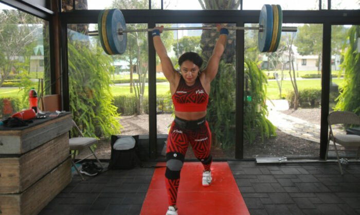 La ecuatoriana realiza ejercicios para adaptarse a los 81 kg, su nueva categoría. Foto: Julio Estrella / EL COMERCIO.