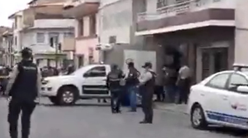 Tres policías son investigados por el crimen de una persona en Cuenca. El cuerpo apareció en una casa. Foto: Captura de video.