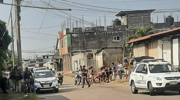 La zona en donde se perpetró el asesinato del fiscal fue acordonada por la Policía. Foto: Twitter Policía Ecuador
