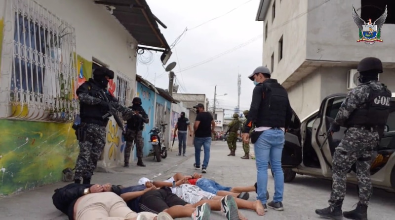 La Policía Nacional reportó que los sospechosos tenían en su poder 170 municiones de grueso calibre. Las investigaciones señalan que se trata de los integrantes de una banda delictiva involucrada en distintos crímenes dentro de Guayaquil. Foto: Policía Nacional del Ecuador / Twitter