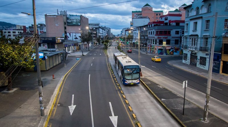 Por esta avenida circulan varias líneas de bus urbano; van hacia el sur y norte de la ciudad. Foto: Carlos Noriega / EL COMERCIO