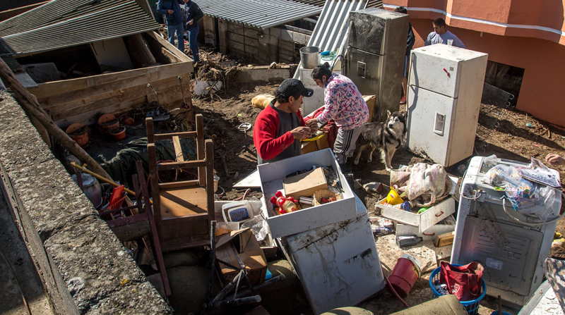 Por las fuertes lluvias, los muebles y enseres de la familia Gavela fueron totalmente destruidos. Foto: Carlos Noriega / EL COMERCIO