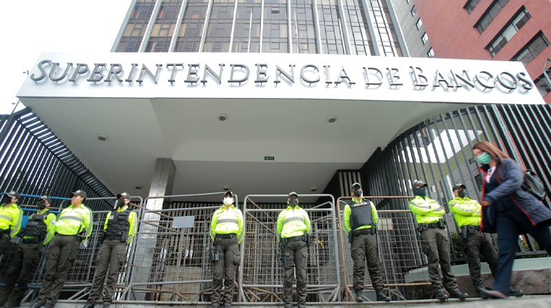 Agentes de la Policía Nacional custodian las instalaciones de la entidad de control. Usuarios acuden en busca de información, sin éxito. Foto: Diego Pallero / EL COMERCIO