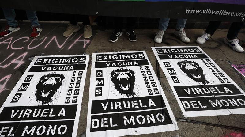 Un grupo de personas se manifiesta para exigir vacunas contra la viruela del mono en Ciudad de México. Foto: José Méndez / EFE