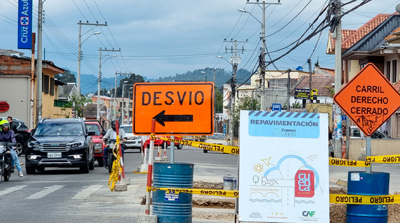 En la avenida Don Bosco, en el sur de Cuenca, hay varios frentes de trabajo abiertos por parte del Municipio de Cuenca a meses de las elecciones. Foto: Lineida Castillo / EL COMERCIO