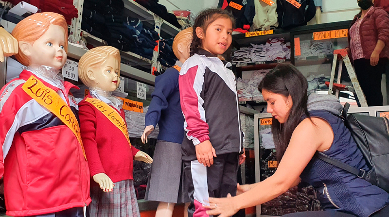 Los aprietos de los padres contrastan con la alegría y expectativa de los pequeños por lucir sus uniformes nuevos. Foto: Lineida Castillo / EL COMERCIO