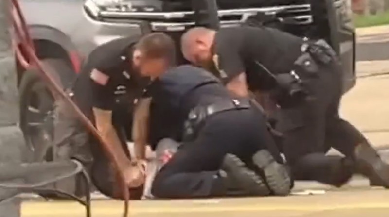 Un video registró el momento en el que tres policías golpeaban a un hombre en Estados Unidos. Foto: Captura