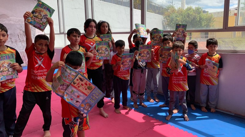 Niños y niñas que asisten a los vacacionales de la Concentración Deportiva de Pichincha recibieron un ejemplar de la revista Súper Pandilla. Foto: Cortesía
