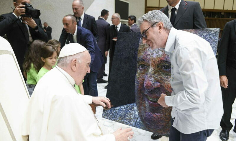 El papa Francisco reacciona a una pintura de él, en una reunión en El Vaticano. Foto: EFE.
