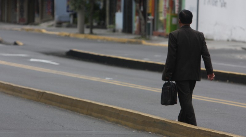Un peatón caminando en la calle 6 de diciembre. Foto: Archivo / EL COMERCIO