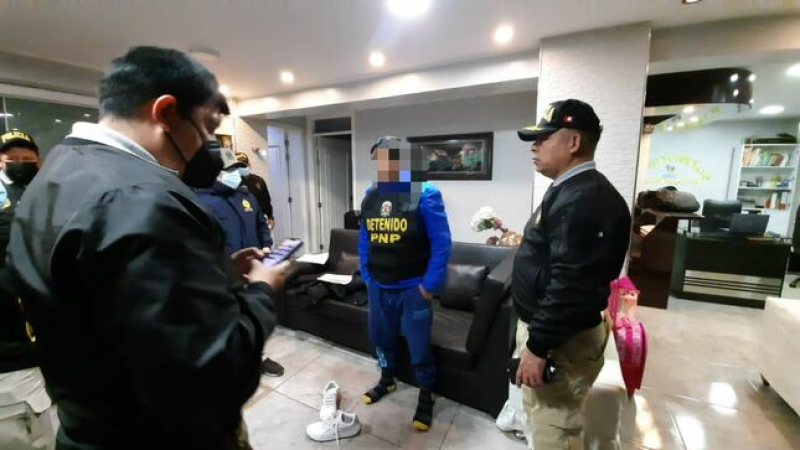Quince personas—entre ellas, el alcalde de Carabayllo, Marco Espinoza Ortiz— fueron detenidos durante un operativo en Perú. Foto: Twitter @FiscalíaPeru