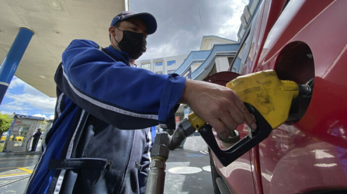 Venta de diesel en gasolinera de Petroecuador de la America y Villalengua. Foto: Patricio Teran / EL COMERCIO.