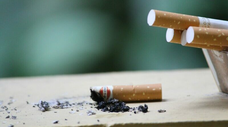 Las medidas en contra del consumo de tabaco en espacios cerrados es uno de los principales mecanismos para reducir la adicción. Foto: Pexels.