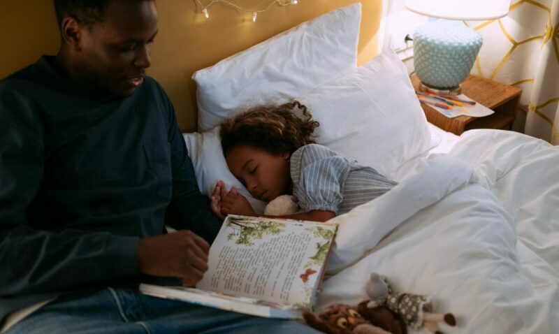 Suficientes horas de sueño no solo son reparadoras para los infantes, sino que benefician su progreso cognitivo. Foto: Pexels