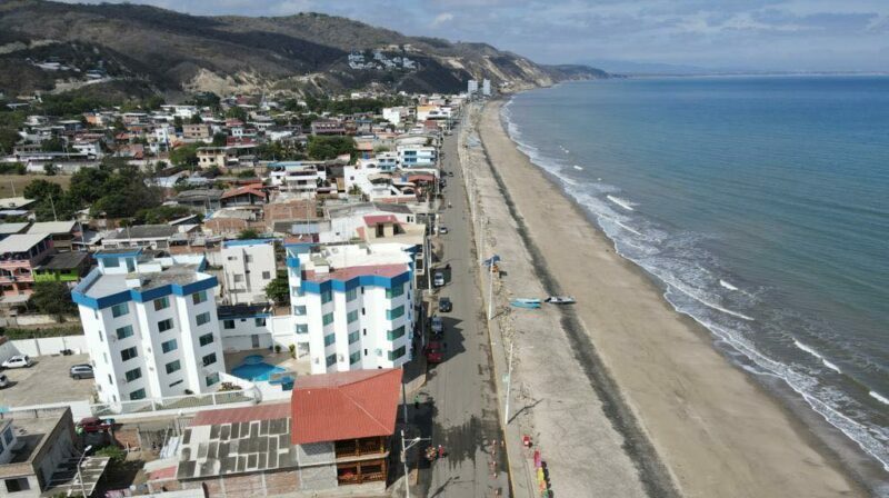 Playa de Crucita. En octubre, se preveé realizar un simulacro en todas las playas del país. Foto: Archivo / EL COMERCIO.