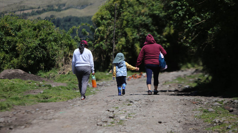 Algunos residentes del extremo sur de Quito viven en situación de pobreza y ganan USD 20 semanales. Foto: Julio Estrella/ EL COMERCIO
