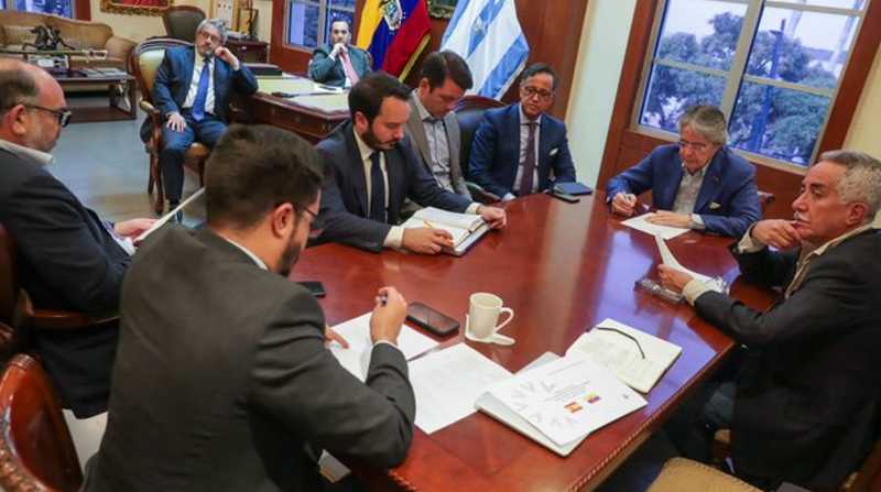 El presidente Guillermo Lasso junto al equipo jurídico trabaja en el veto al proyecto de reformas a la Ley de Comunicación. Foto: Twitter
