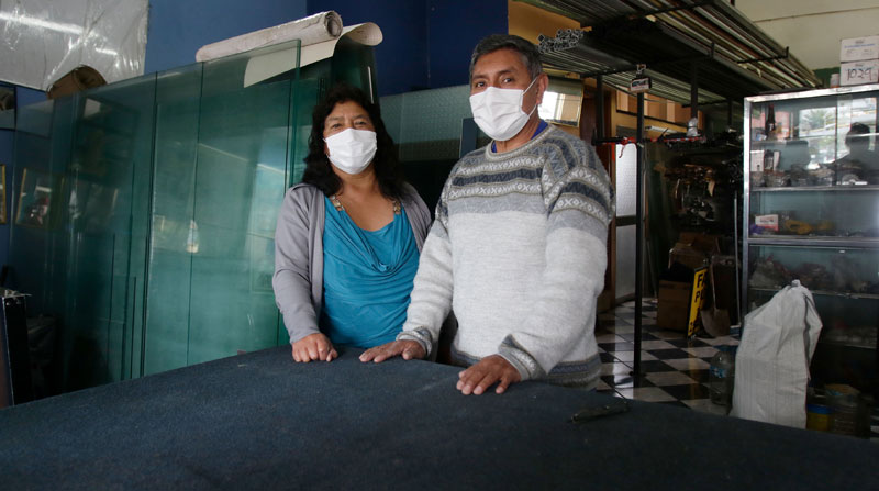 José Sanguño y Lupe Vásconez son propietarios de una vidriería en la av. 10 de Agosto. Foto: Carlos Noriega/ EL COMERCIO