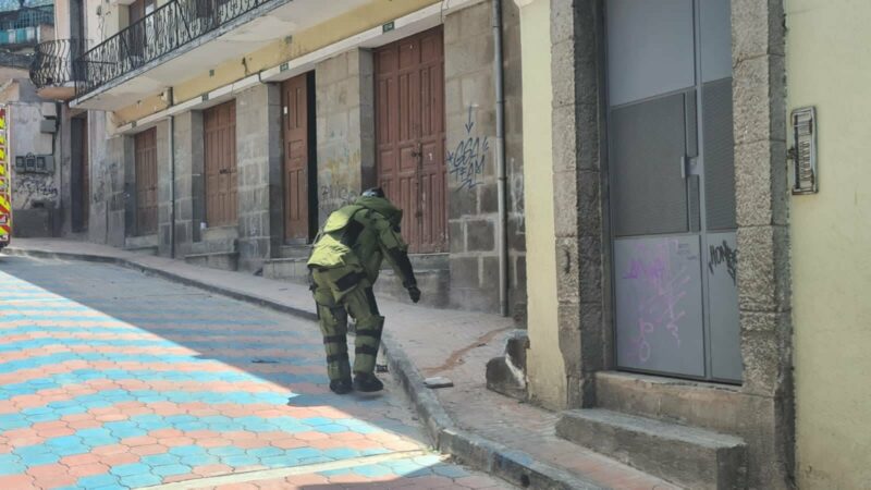 Elementos del personal antiexplosivos del GIR revisan el lugar donde se detectó la explosión, al centro de Quito. Foto: Twitter @deprimerawq.