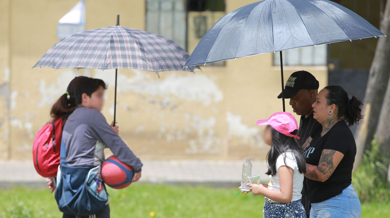 Se recomienda que las personas usen paraguas para protegerse del Sol y de las lluvias, por el cambiante clima en Quito. Foto: Julio Estrella/ EL COMERCIO