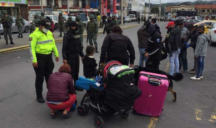 Las autoridades migratorias realizan un control en la zona de Rumichaca (Carchi), al ingreso de personas extranjeras al territorio ecuatoriano. Foto: archivo / EL COMERCIO