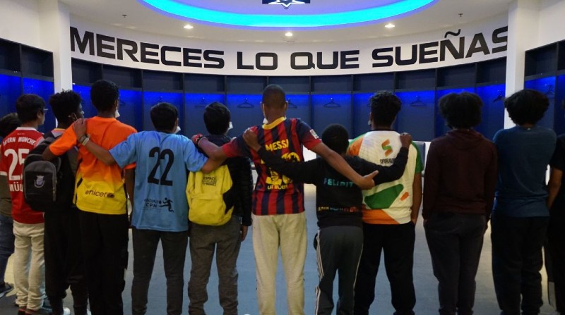 Adolescentes de la Casa de Acogida Enríquez Gallo despidieron al joven en el complejo deportivo del Club Independiente del Valle. Foto: cortesía MIES.