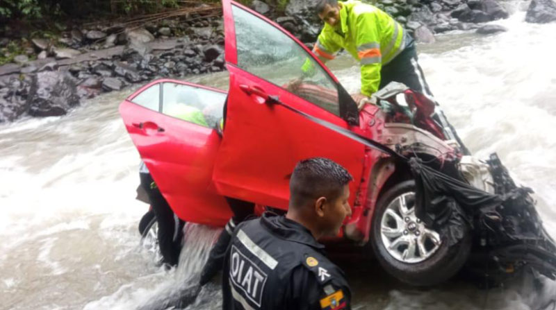 La niña era una de las 6 personas que viajaba en el auto que cayó a un abismo de la vía Alóag- Santo Domingo. Foto: Cortesía ECU 911