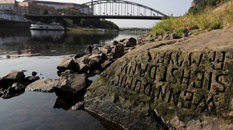 Varias inscripciones en las piedras del río Rin pudieron ser vistas durante las últimas semanas. Foto: Internet