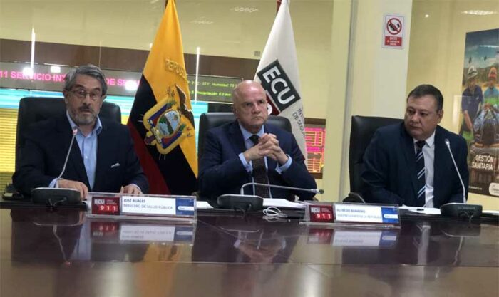 José Ruales (izquierda), ministro de Salud, durante la presentación del informe epidemiológico el 23 de agosto. Foto: Twitter ECU 911