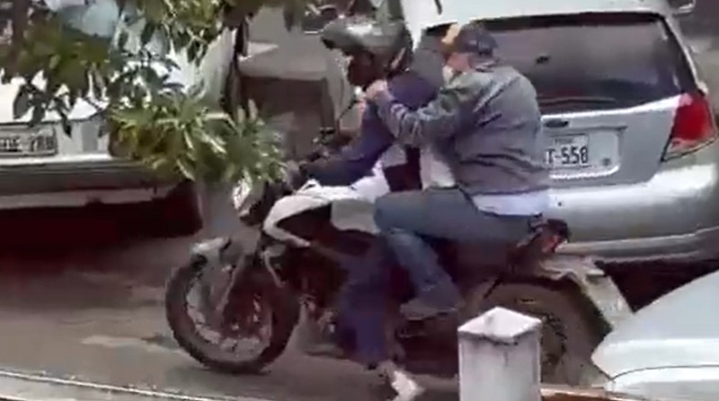 Sujetos en motocicleta segundos después de haber asaltado a los ocupantes de una camioneta. Foto: Captura