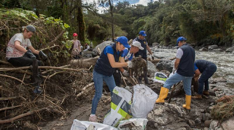 Más de 100 voluntarios participaron de la minga de limpieza del río San Pedro, en el sector de Cumbayá. Foto: Carlos Noriega / EL COMERCIO
