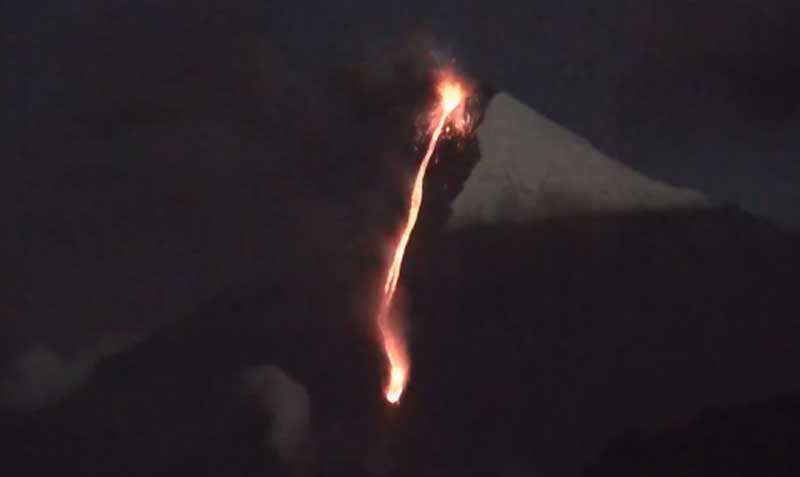 En las últimas 22 horas se han detectado 110 explosiones en el volcán Sangay. Foto: captura